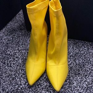 brand new yellow pump boots size 6.5
